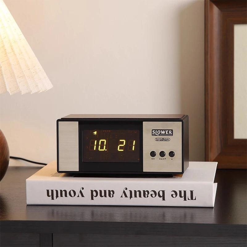 Retro Flip Clock — Silent Quartz Radio-Style Desk Clock