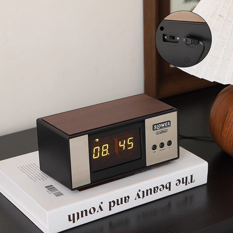 Retro Flip Clock — Silent Quartz Radio-Style Desk Clock